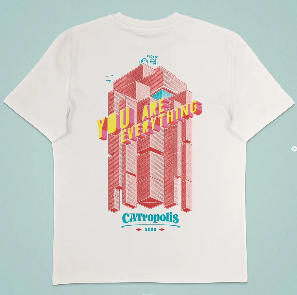 Weißes T-Shirt mit rosa Hochhaus-Motiv und Schriftzug You Are Everything, CATropolis