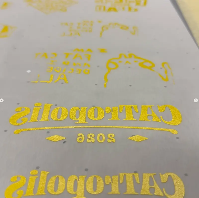 Gelbes Filmpositiv mit dem CATropolis-Schriftzug
